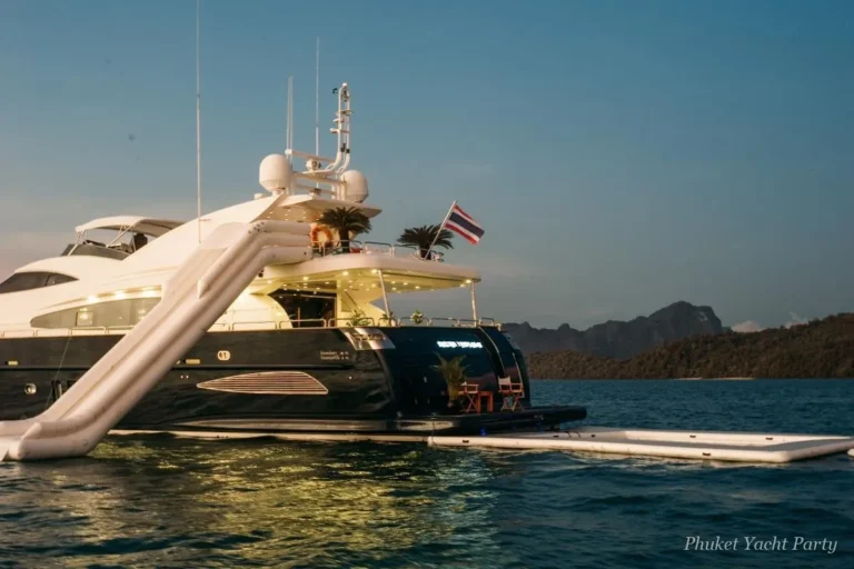 Midnight Pulse 102 superyacht for a day-long party at sea in Phuket (2)