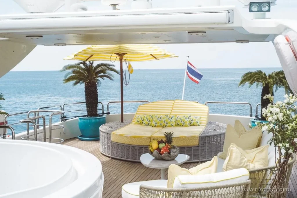 Midnight Pulse 102 superyacht for a day-long party at sea in Phuket (4)